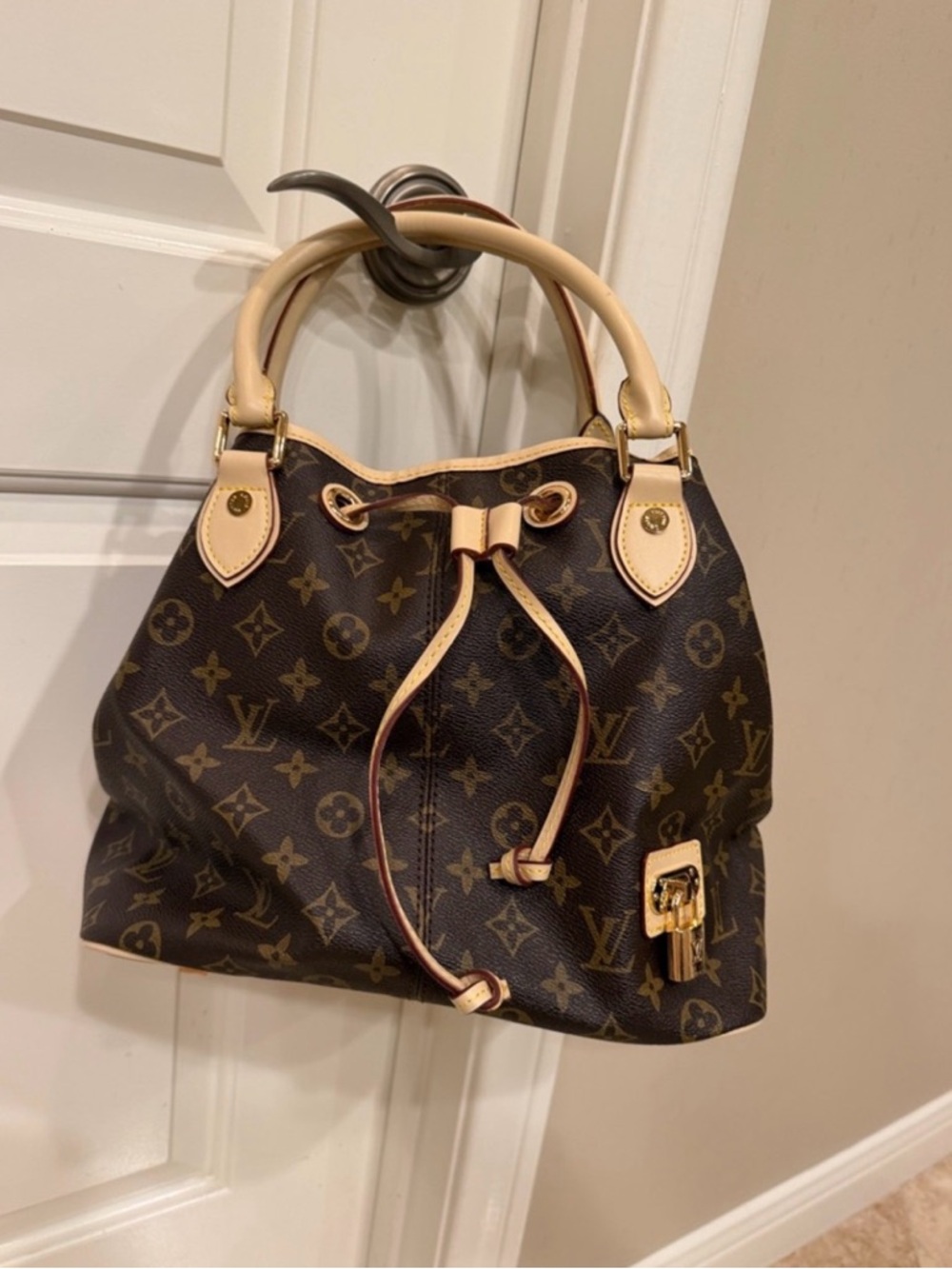 Louis Vuitton Monogram Canvas Drawstring Shoulder Bag with Natural Vachetta Trim